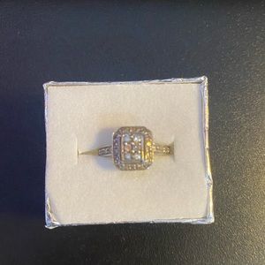 10k White Gold Diamond Ring - size 6